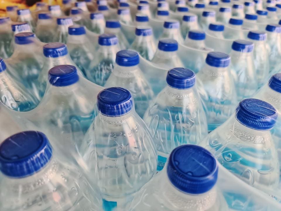 "plastic water bottles : क्यों रीयूज़ करना खतरनाक हो सकता है और इसके कारण"