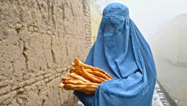 Desperate Afghans queue for free bread as poverty crisis deepens