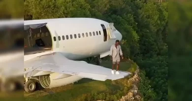 Bali photographer walks on aircraft’s wing on cliff’s edge. Heart just dropped, says Internet