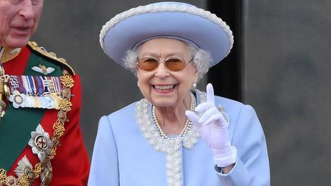 After Queen Elizabeth II's death, who are the world's longest-reigning monarchs .